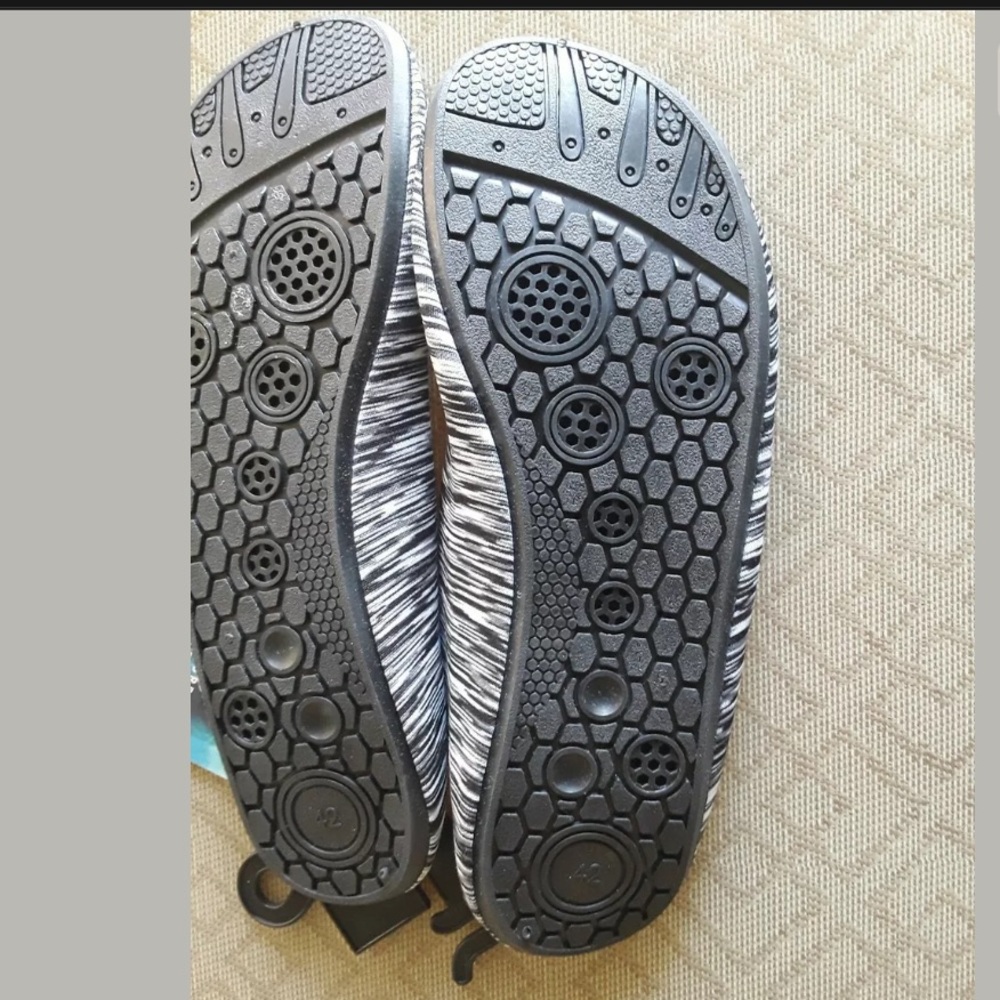 You don’t see them. But they see you. Water Shoes Woman’s. Their habitat - Picture 6 of 15